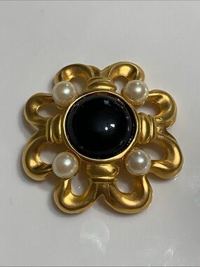 VTG Matte Gold Flower Brooch with Black Cabochon & Pearls